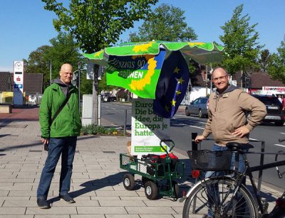 Björn Meyer und Boris Oberheitmann mit dem grünen Wahlmobil