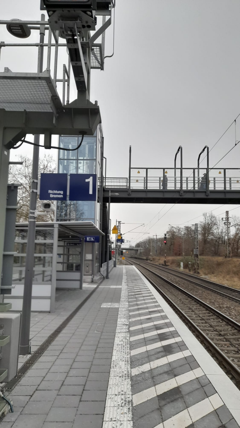Kennzeichnung des Bahnhaltepunktes Oyten-Sagehorn
