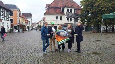 Trotz des schlechten Wetters: die Grüne Jugend am 8. September 2017 in Achim.