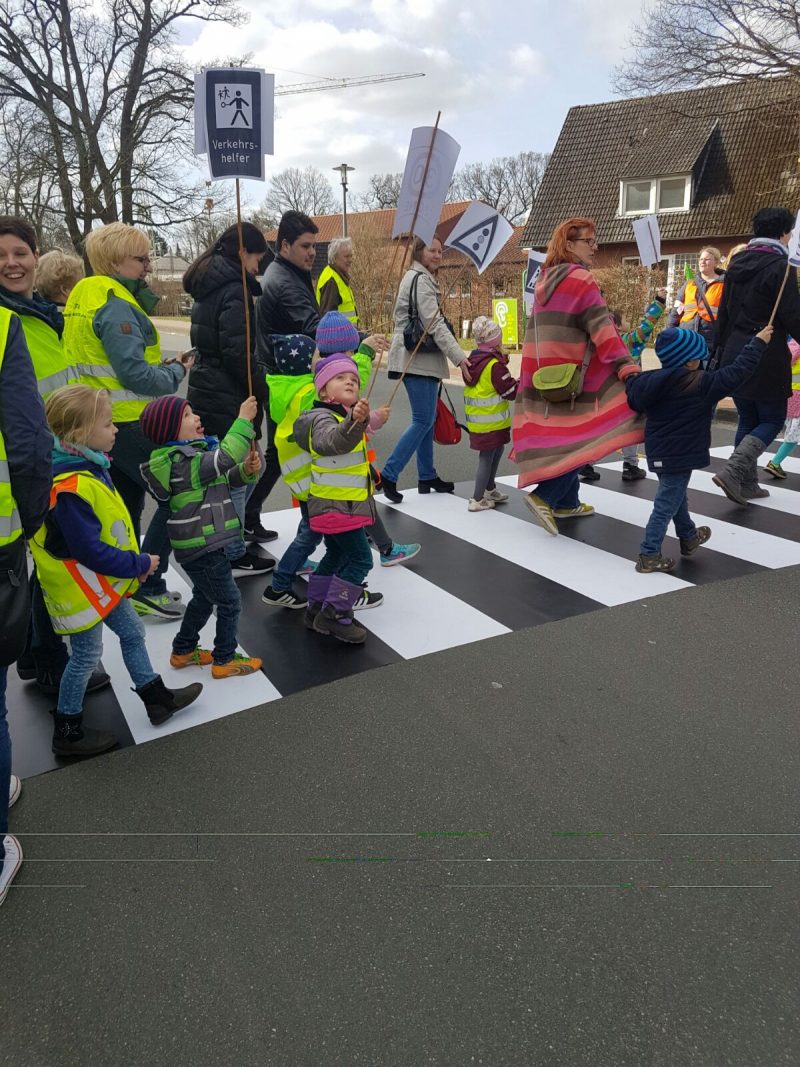 Ein ausgerollter Zebrastreifen vor dem Jugendzentrum